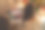 女人和儿子有一个视频电话与老人帽子在笔记本电脑上微笑的背影图片下载
