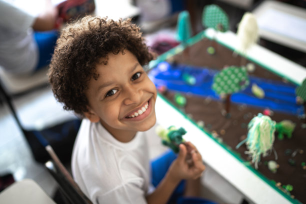 快乐的学生和一个模型，他做了学校的展示图片下载