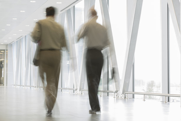 现代走廊里的人们图片下载