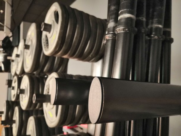 在一个空的健身俱乐部举重图片下载