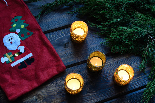 圣诞背景，节日装饰和蜡烛。图片下载