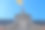 圣克鲁斯宫——17世纪巴洛克式建筑圣克鲁斯宫(Palacio de la Santa Cruz)顶上飘扬的西班牙国旗的特写，圣克鲁斯宫现在是西班牙外交部所在地。马德里,西班牙。图片下载