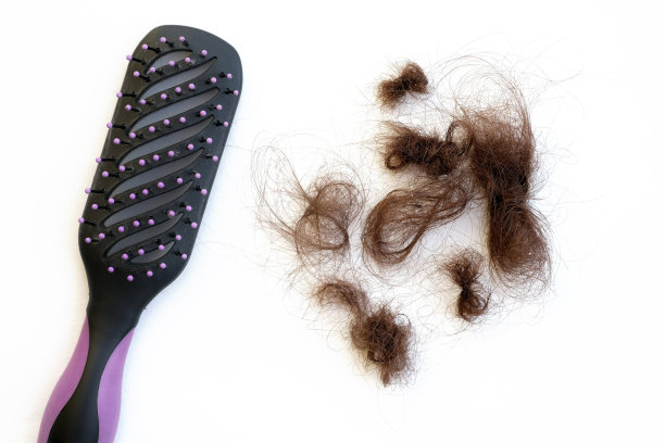 黑色塑料发刷和发束上的白色背景俯视图。图片下载