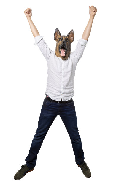 戴着狗面具的人举起手臂，握紧拳头庆祝图片下载