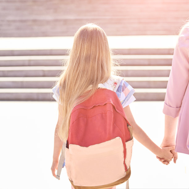 小女孩牵着妈妈的手。回到学校图片下载