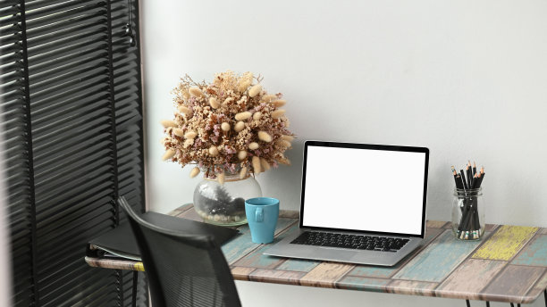 现代的工作空间，空白屏幕笔记本电脑，咖啡杯，文件在木桌上。图片下载