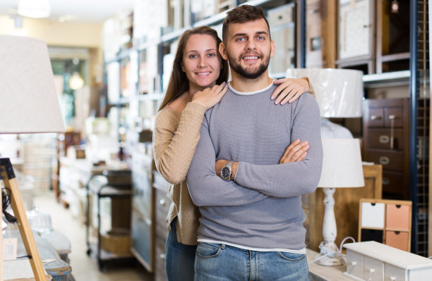 一对幸福的夫妇在家具店图片下载