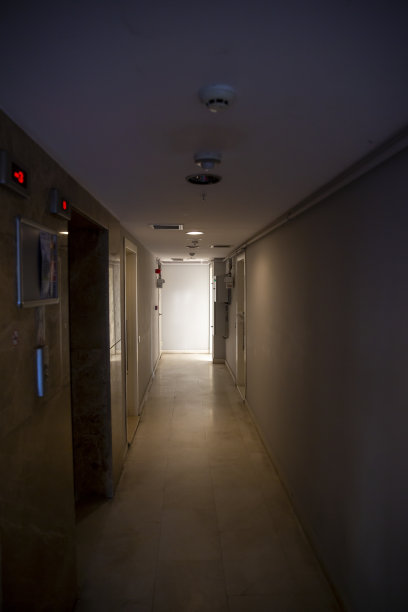 灯光昏暗的走廊背景图片下载