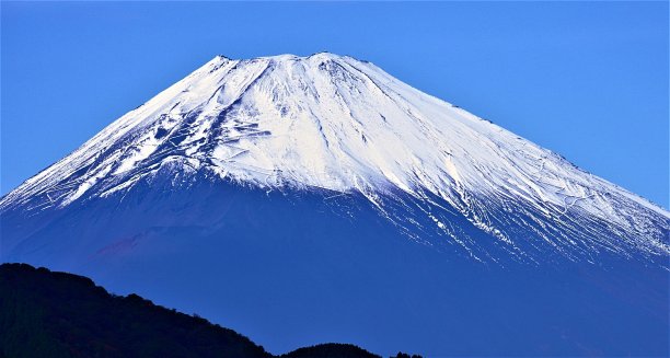 富士山的特写-从箱根的湖边图片下载