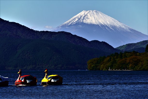 富士山的特写-从箱根的湖边图片下载