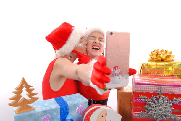 穿着圣诞老人服装亲吻的女孩们图片下载