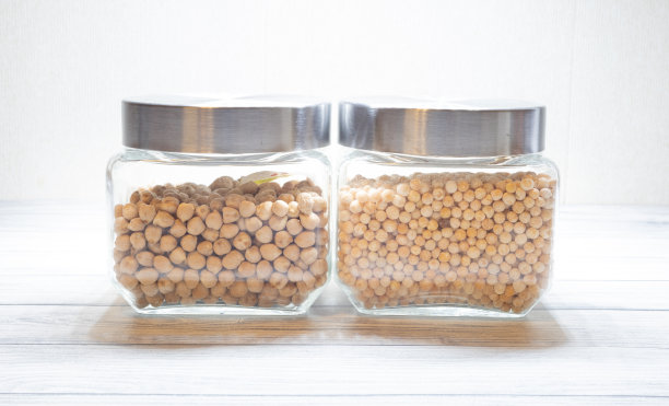 装豌豆的玻璃瓶和装鹰嘴豆的玻璃瓶图片下载