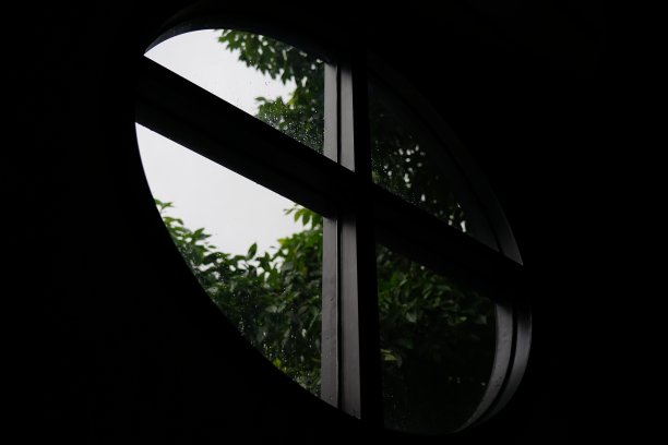 从室内透过窗户看天空图片下载