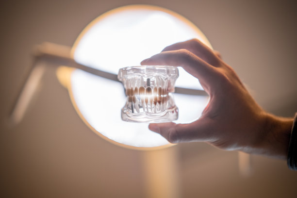 牙医拿假牙图片下载