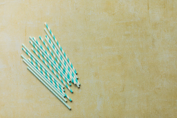 大量的蓝白条纹的吸管图片下载