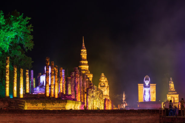 老佛寺夜晚灯火通明，烟雾缭绕。图片下载