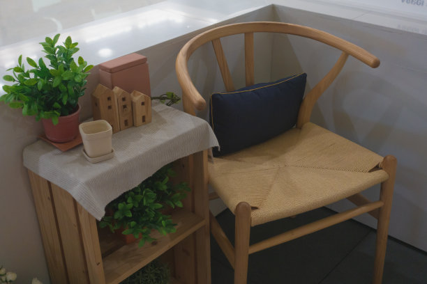 私人住宅的现代木制室内设计。工作室。图片下载