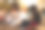 女人和女儿坐在沙发上和戴圣诞帽的女人视频通话在电脑上挥手图片下载
