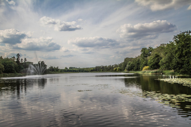 上面有喷泉的湖图片下载