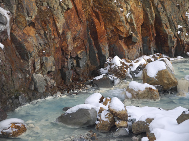 硫磺山河，蒸汽从炽热的火山水中升起图片下载