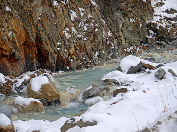 硫磺山河，蒸汽从炽热的火山水中升起图片下载