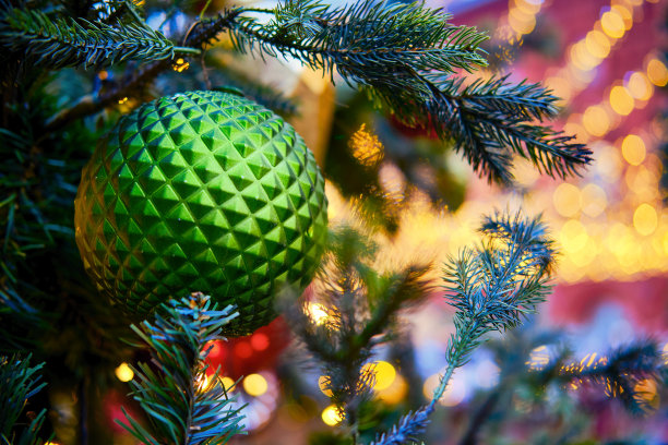 圣诞树上的绿色大球，拷贝空间图片下载