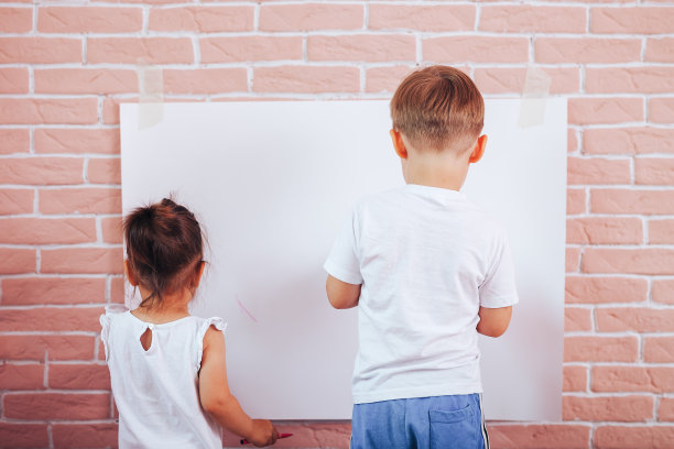 幼儿在纸上画画，家庭教育，学前教育图片下载