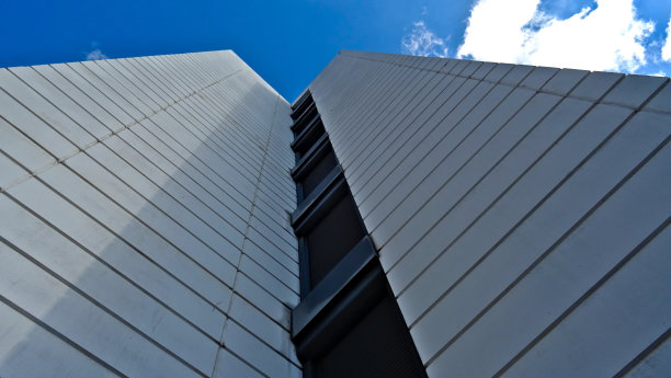 仰望蓝天的建筑图片下载