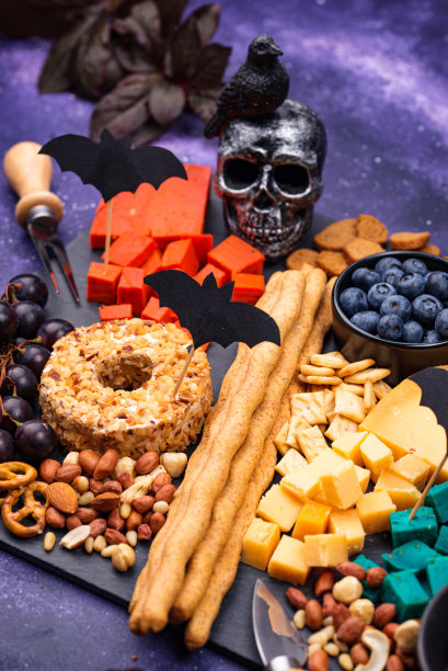 有浆果、葡萄和零食的奶酪盘图片下载