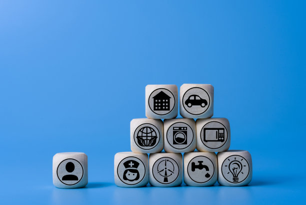 目标成就概念与木制立方体上的图标，蓝色的背景。图片下载