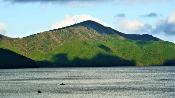 富士山的特写-从箱根的湖边图片下载