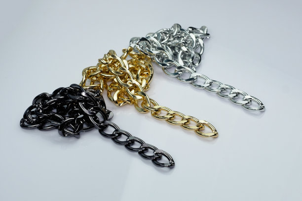 有金、银、黑三种颜色的装饰性金属链。图片下载