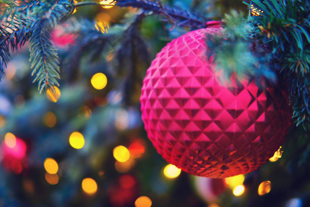 红色玻璃球作为圣诞树装饰的玩具图片下载