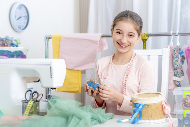 裁缝女孩与缝纫机工作图片下载