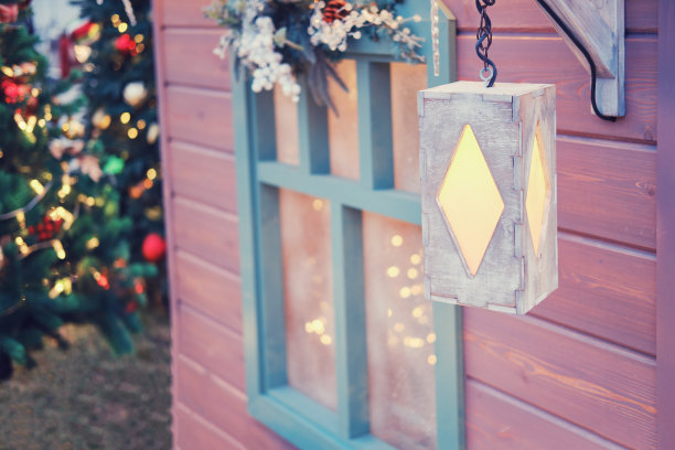 木屋的窗户上挂着复古的灯笼。准备庆祝新年和圣诞节图片下载