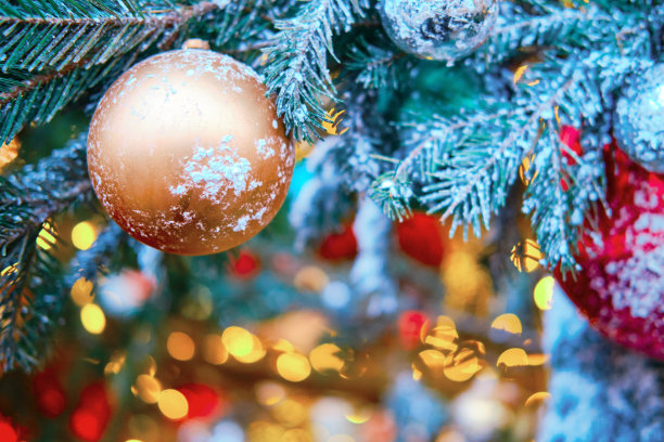 冬季圣诞树上有粉色和红色的雪球，复制空间图片下载