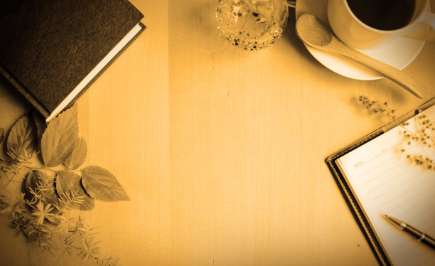 顶视图桌面桌面装饰有书，笔记本，杯，植物装饰图片下载