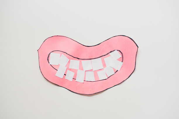 儿童建筑纸工艺微笑的嘴和牙齿白色的背景图片下载