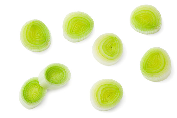 切片韭菜孤立在白色背景上。剪切路径。俯视图图片下载