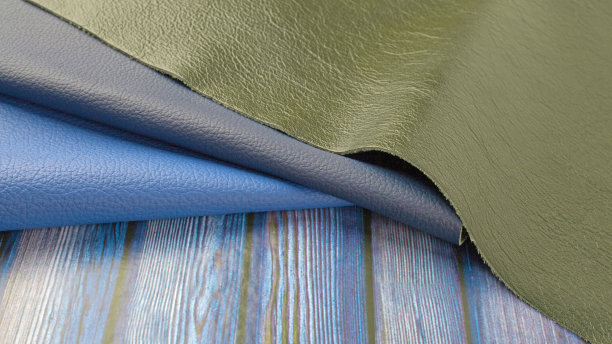 天然皮革纹理样品上的蓝色木制背景图片下载