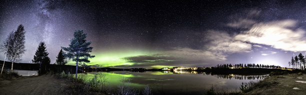 斯堪的纳维亚乡村的全景:极光，银河和微小的云反射在平静的湖，秋天的树木。瑞典北部，靠近于默奥市，索尔福斯图片下载