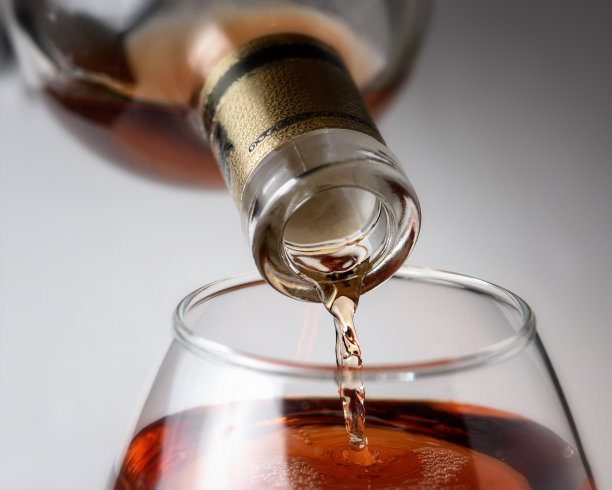 白兰地是从瓶子里倒出来的素材图片