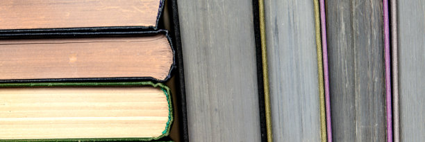 图书馆或房间里的一堆彩色书图片下载