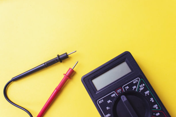 带探头的暗数字万用表。动力节能理念。图片下载