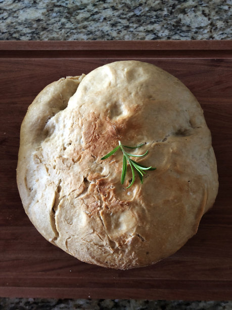 新鲜的自制迷迭香马铃薯面包图片下载