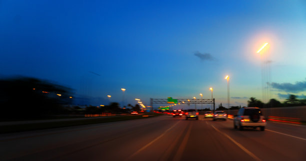 佛罗里达收费高速公路上，一列超速行驶的车辆向南行驶图片下载