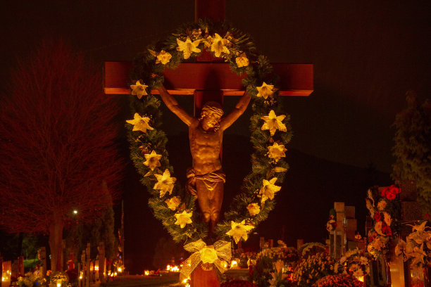 万圣节用蜡烛和鲜花装饰的墓地图片下载