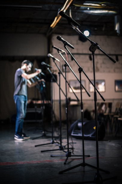 剧院音频技术员在现场调整麦克风图片下载