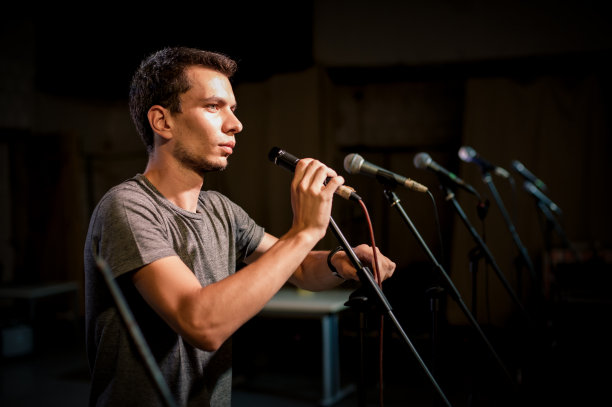 剧院音频技术员在现场调整麦克风图片下载