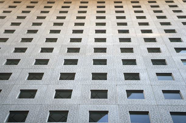 混凝土结构，玻璃窗户。房屋建筑施工。建筑与施工设计。建筑工程。公共住房。背景,没人。未来在这里展开图片下载